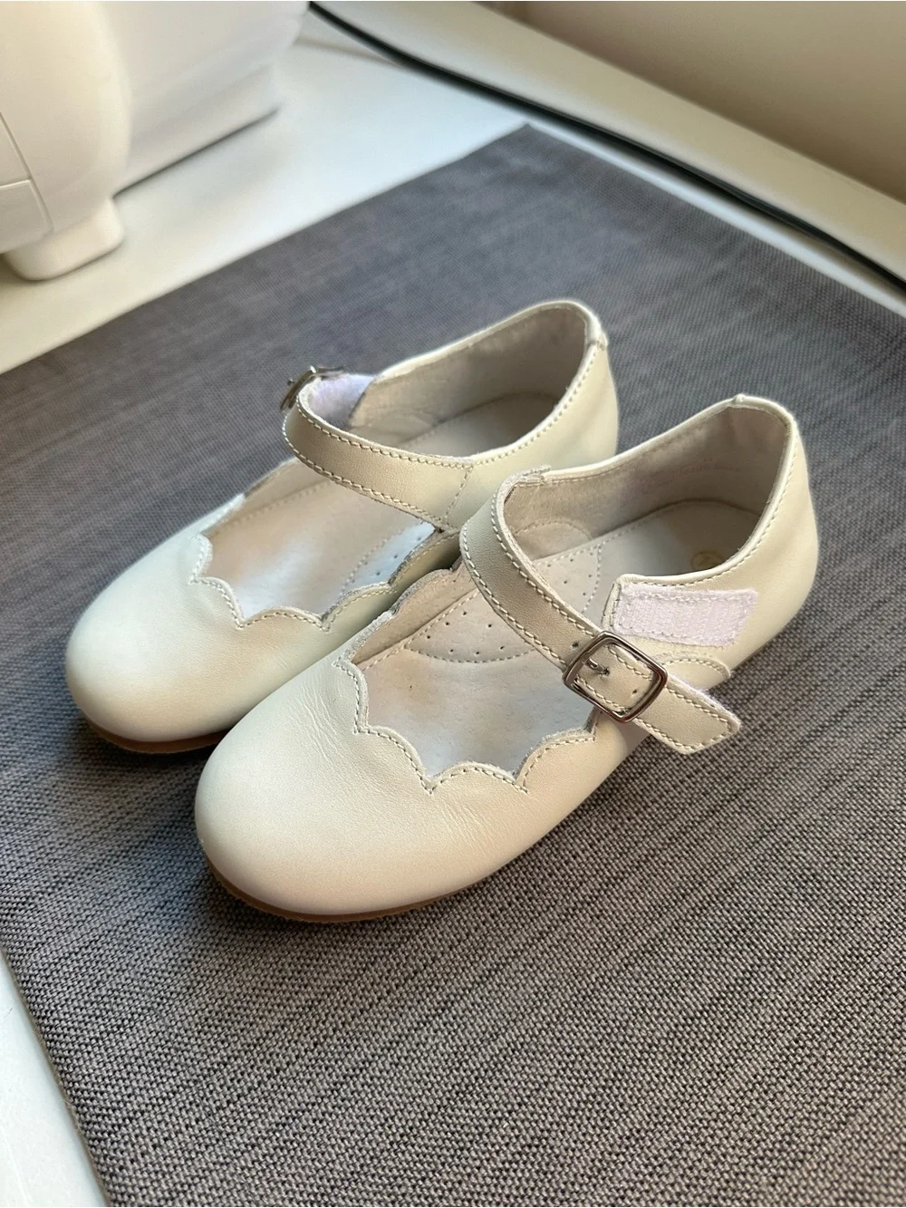 L'Amour Cream Girls' Mary Jane Dress Shoes with Scallop Trim size toddler 11